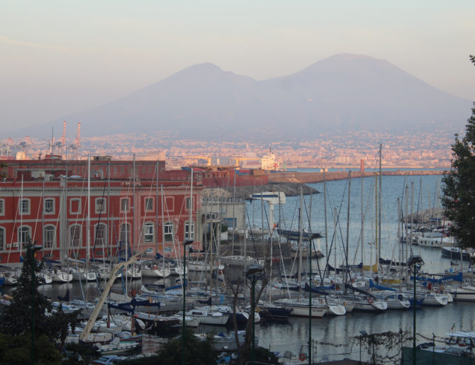 NAPOLI: LA BELLEZZA DELLA VITA NUDA