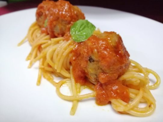 SPAGHETTI CON POLPETTE AL SUGO